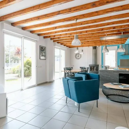 Maison Bord De 200 M A Pieds De La